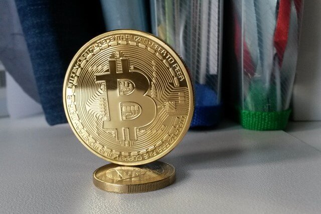 Photo: Bitcoin standing on 1 euro coin by Egor Pavlovich