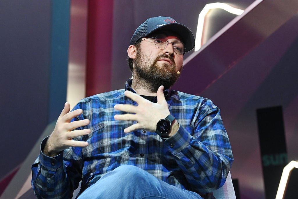 Cardano Founder Destroys 900 Billion ‘Charles’ Meme Coins, Price Crashes 72%