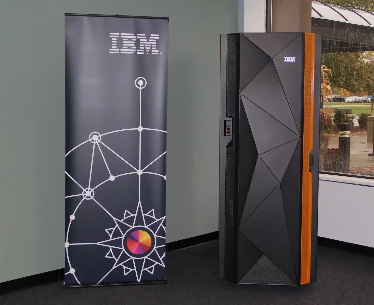 Ein IBM LinuxONE Server neben einem IBM-Werbebanner.