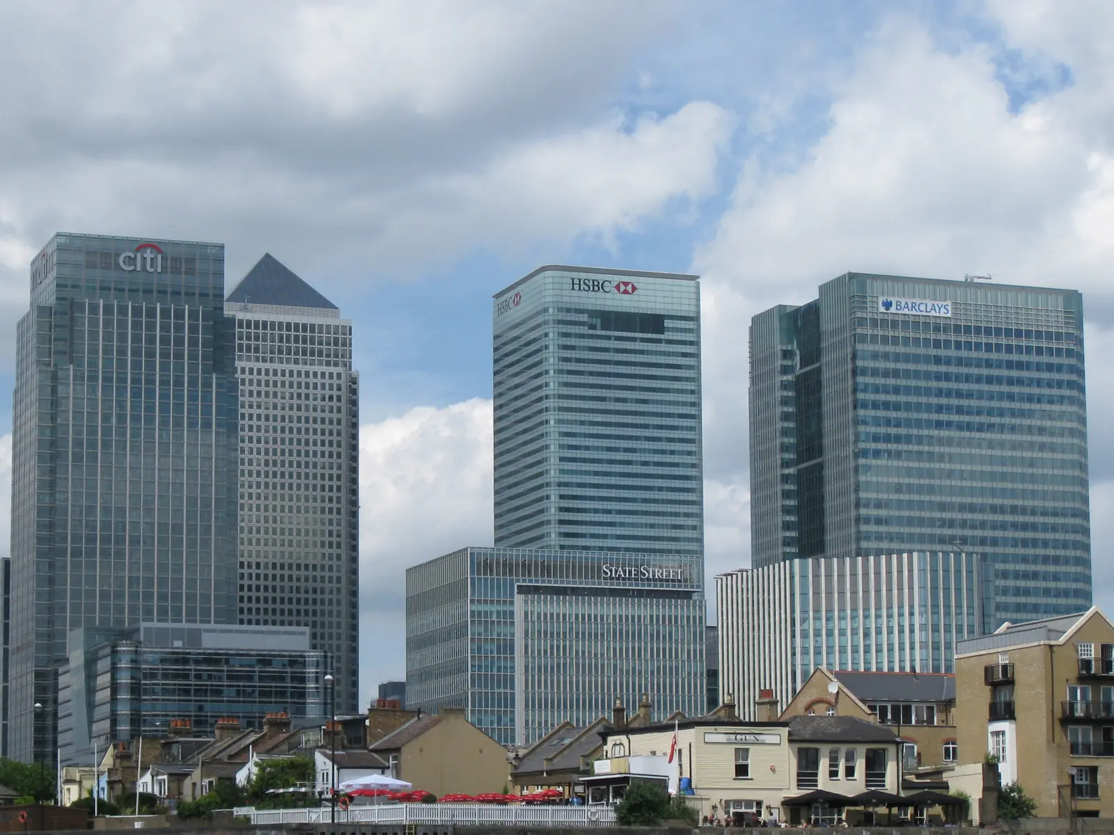 Wolkenkratzer in Canary Wharf, London, darunter ein Gebäude mit dem Citi-Logo.