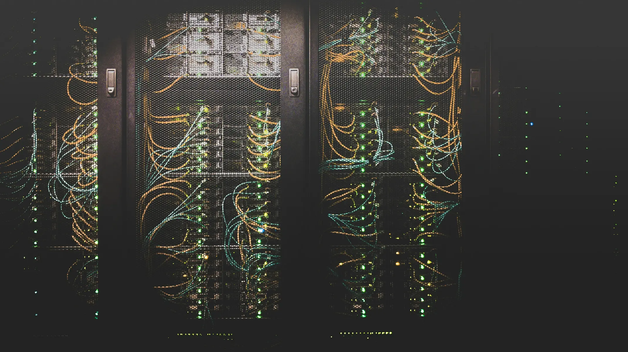 Nahaufnahme von Server-Racks mit zahlreichen bunten Netzwerk kabeln in einem Rechenzentrum