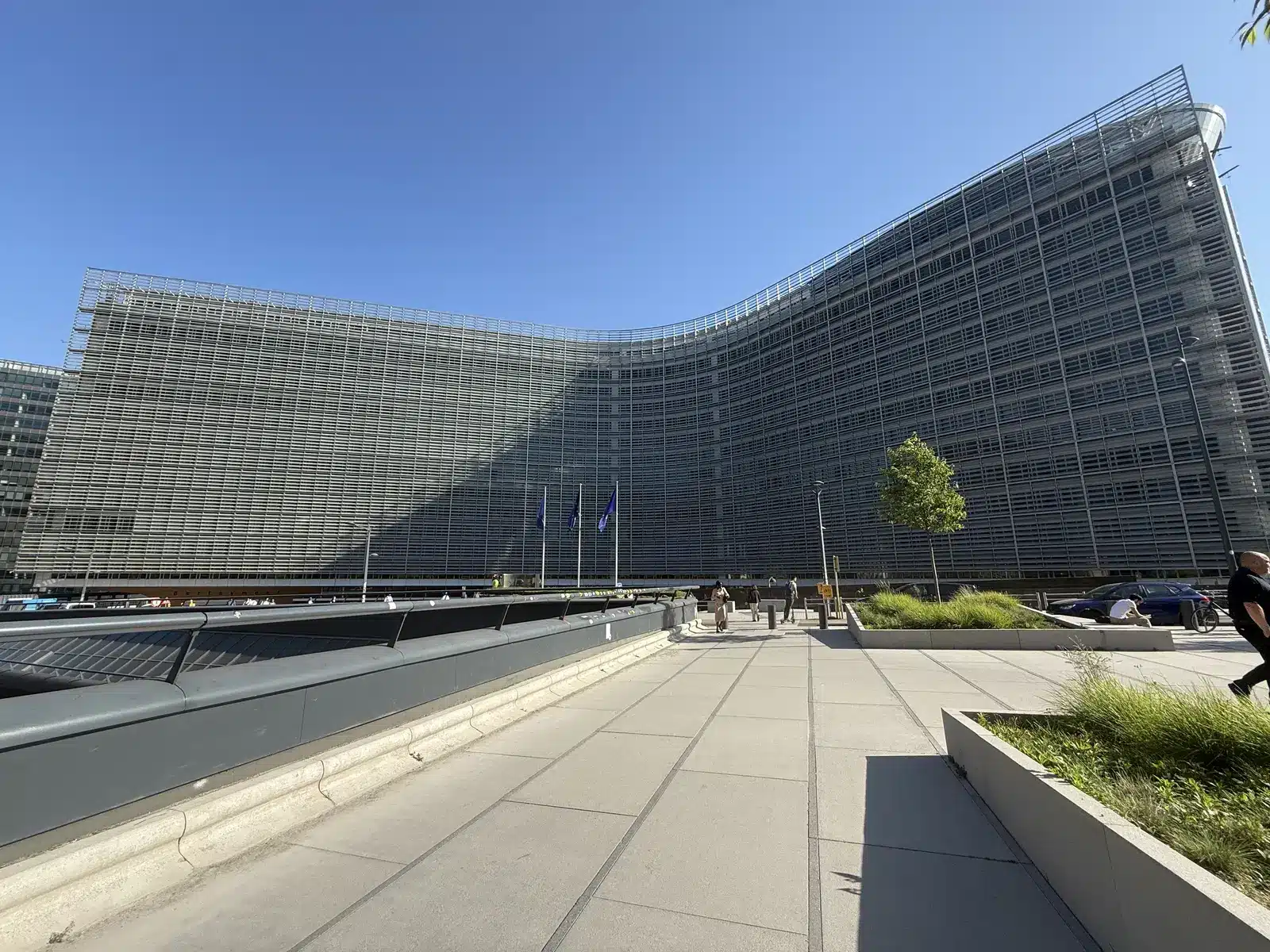 Die moderne Glasfassade des Bernera-Gebäudes der Europäischen Kommission in Brüssel.