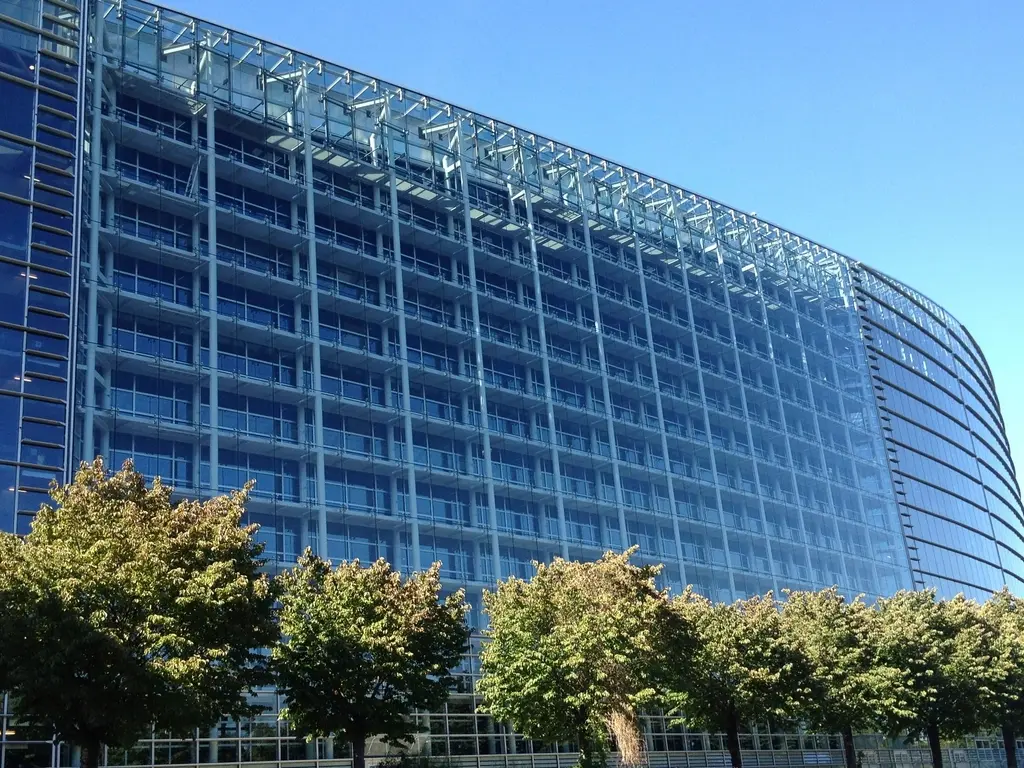 Die moderne Glasfassade des Gebäudes des Europäischen Parlaments in Straßburg.