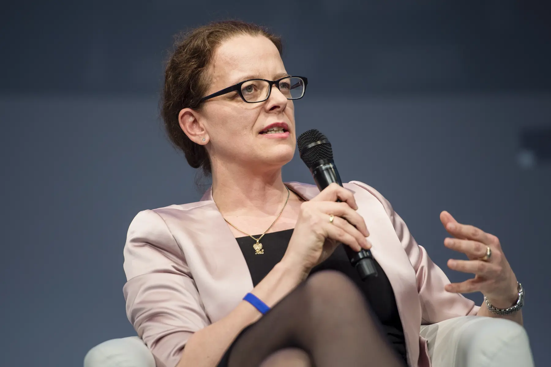 Porträt von Isabel Schnabel mit Brille und Mikrofon während einer Veranstaltung.