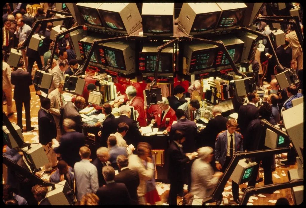 Börsenhändler auf dem Handelsparkett der New York Stock Exchange mit zahlreichen Monitoren.