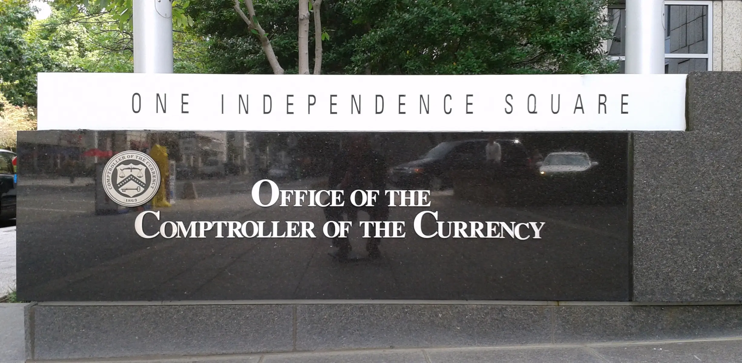 Schild des Office of the Comptroller of the Currency am Gebäude One Independence Square