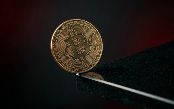 Bitcoin : chute brutale sous les 77 000 $, le marché tremble