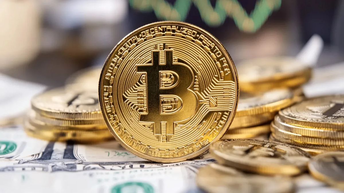 ビットコインの金貨がドル紙幣の上に置かれている