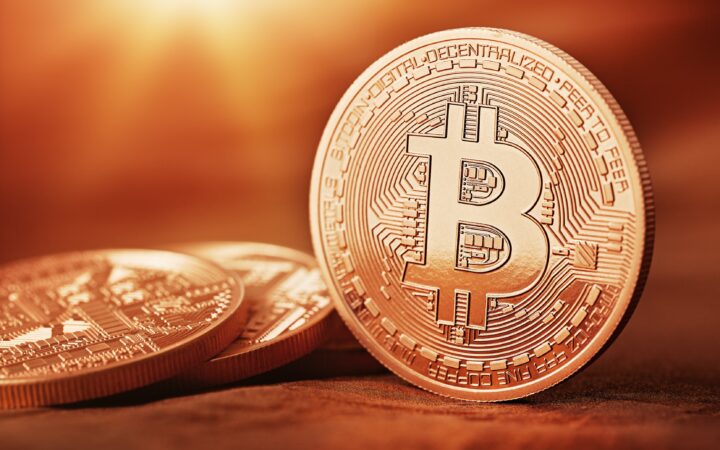 Bitcoin ETF’s breken door $1 biljoen aan volume – nieuwe mijlpaal voor BTC koers na recordgroei