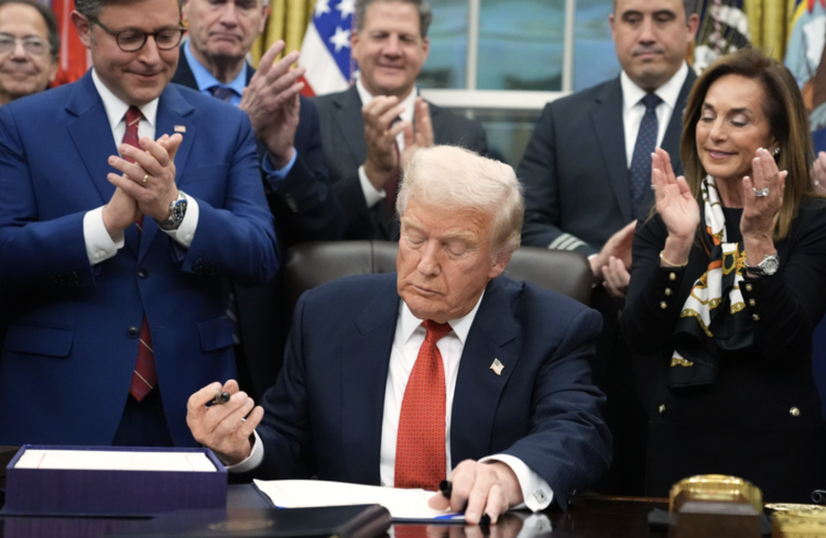 Trump ondertekent wetsvoorstel om overheidssluiting te beëindigen. Bron: Politico