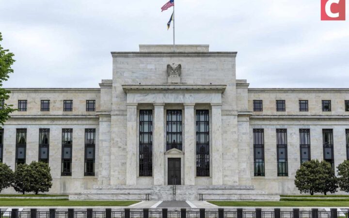 Fed prioriza resiliência financeira e vê riscos em criptos