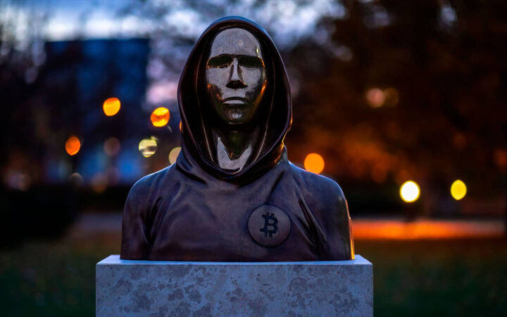 Уолл-стрит принимает Bitcoin: на бирже NYSE установили статую Сатоши Накамото