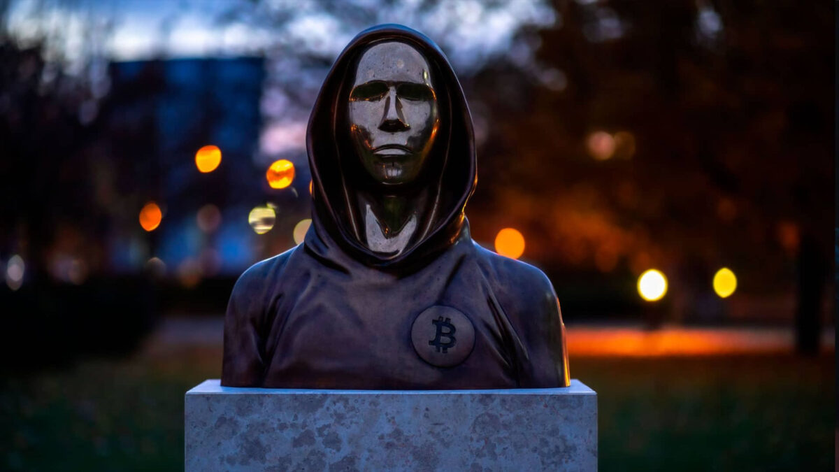 Уолл-стрит принимает Bitcoin: на бирже NYSE установили статую Сатоши Накамото