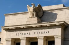 Fed Bugün 22.00’de Faiz İndirecek mi? 25 Baz Puan Beklentisi Kripto Fiyatlarını Nasıl Etkiler?