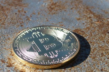 Below $10,000 Again: Bitcoin Struggles Against Protracted Decline