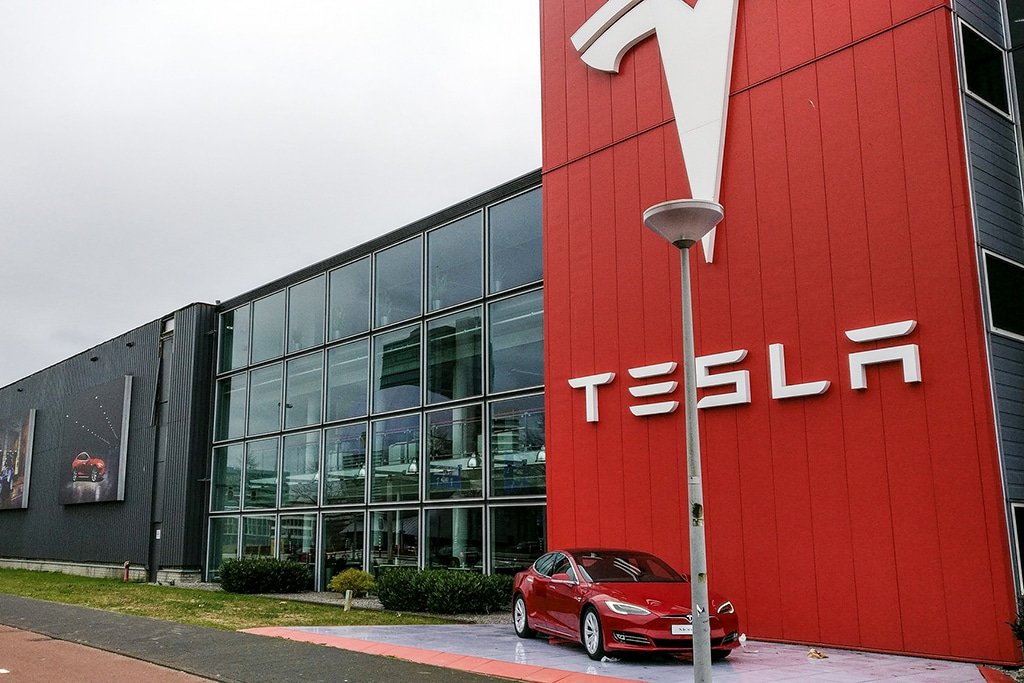 Tesla Stocks Fall After RBC Analysts Add Some Fuel to Firm’s Drama