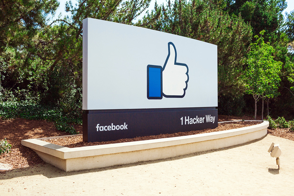 El letrero en la entrada principal de Facebook HQ. Foto: Facebook