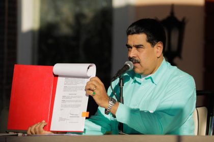 Maduro Will Wish a Merry Christmas to Venezuelans Sending Them 0.5 Petro Each