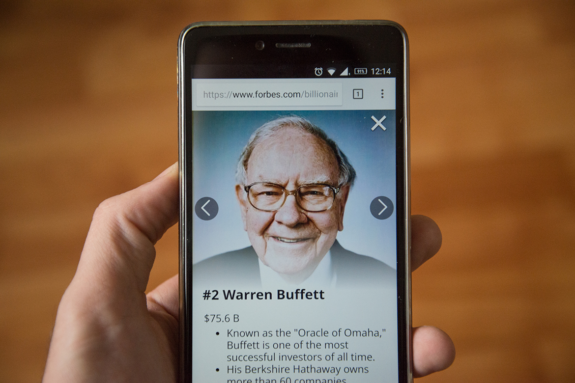 Warren Buffett Finds ‘Elephant’ with Giant Stake in Apple (AAPL) Stocks