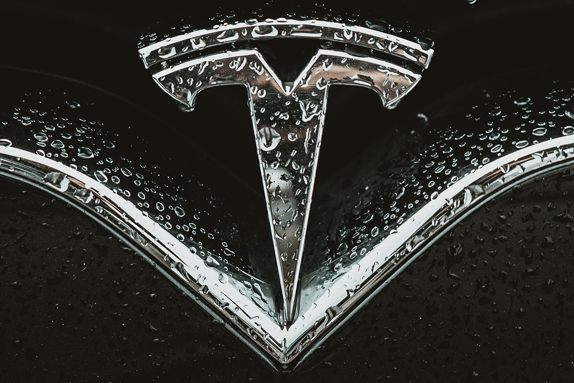 Tesla (TSLA) Stock Shows Volatility, Price Crashes to $500 Despite Dow Recovery on Friday