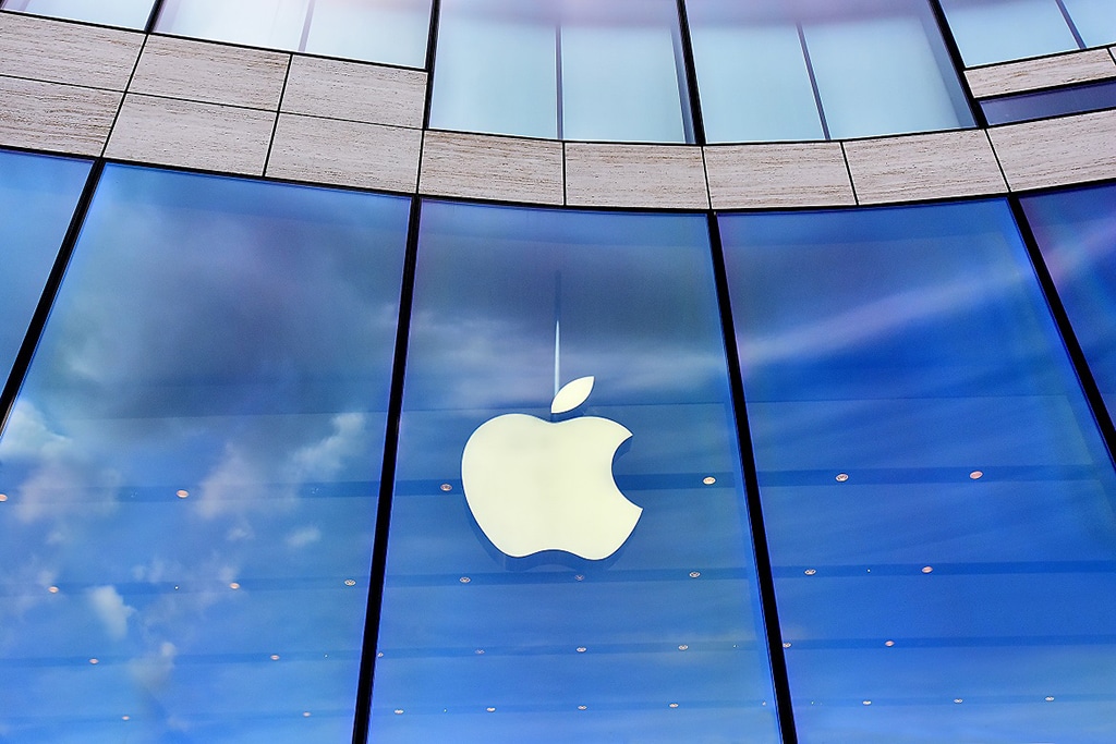 Apple Stock Price Touches $450, Wedbush Analyst Raises Target to $515