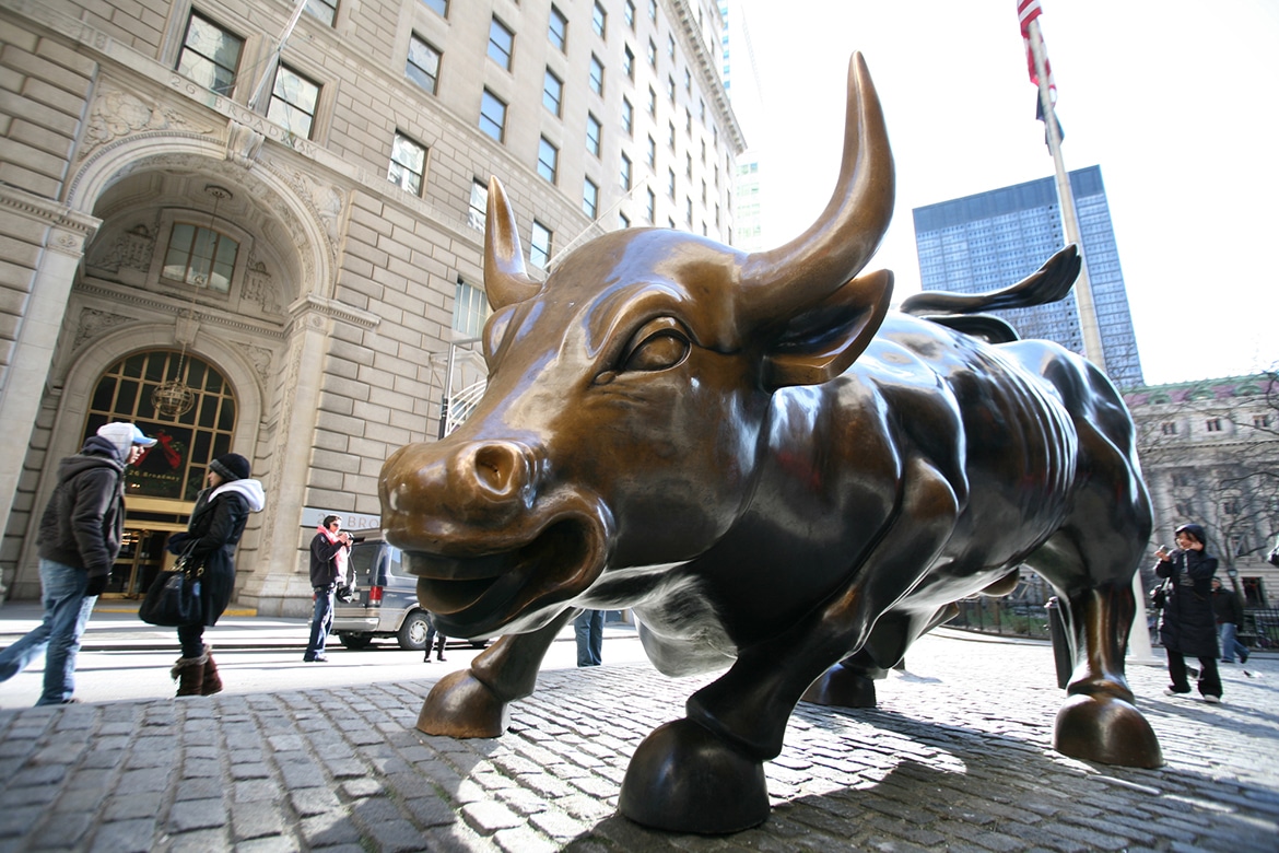 Wall Street Remains under Pressure amid Fears of New COVID-19 Lockdowns, Dow Jones Loses 500 Points