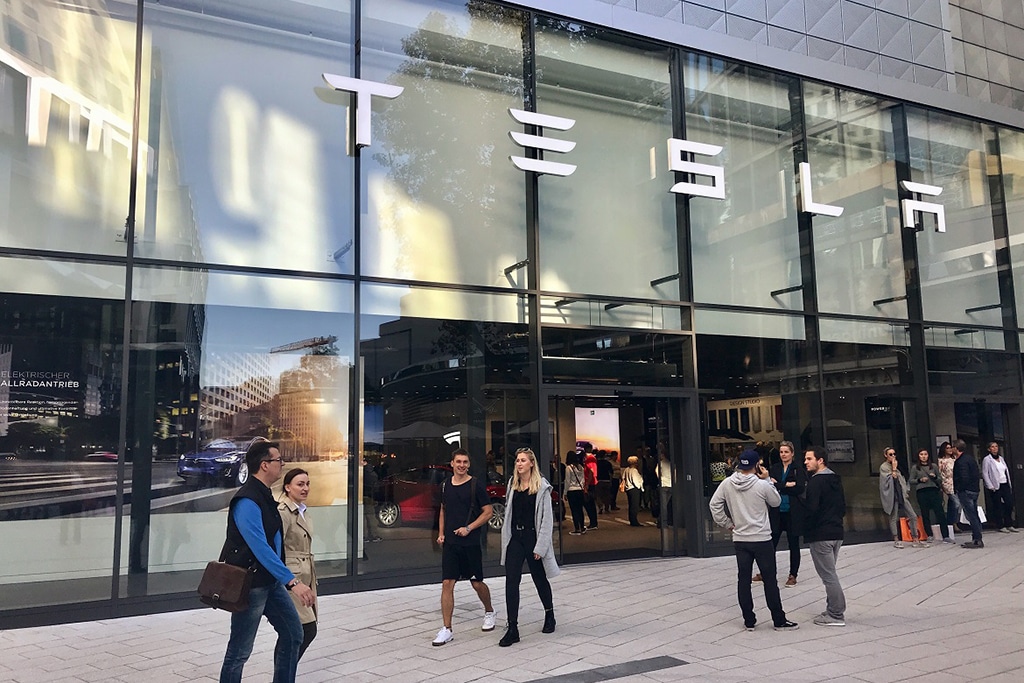 Tesla (TSLA) Stock Heads to S&P 500 Index with Mixed Expectations from Analysts