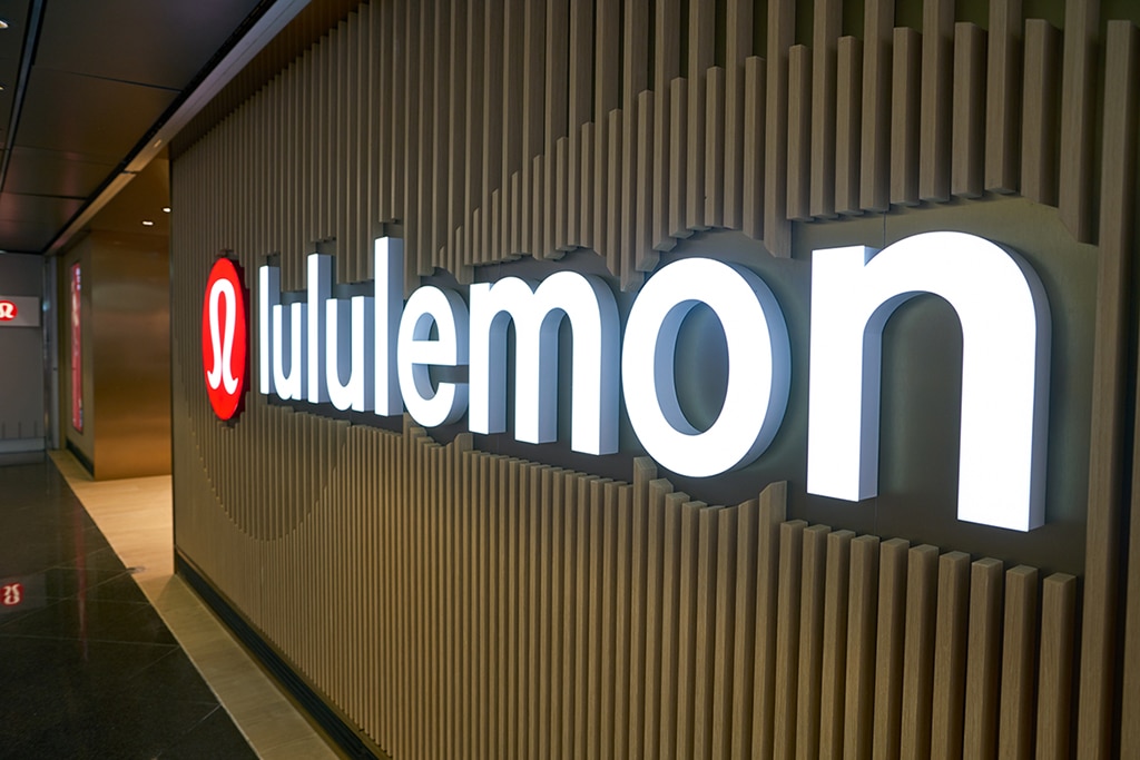 LULU Shares Down Over 6%, Lululemon Expects Low Q4 Earnings due to Omicron Variant  