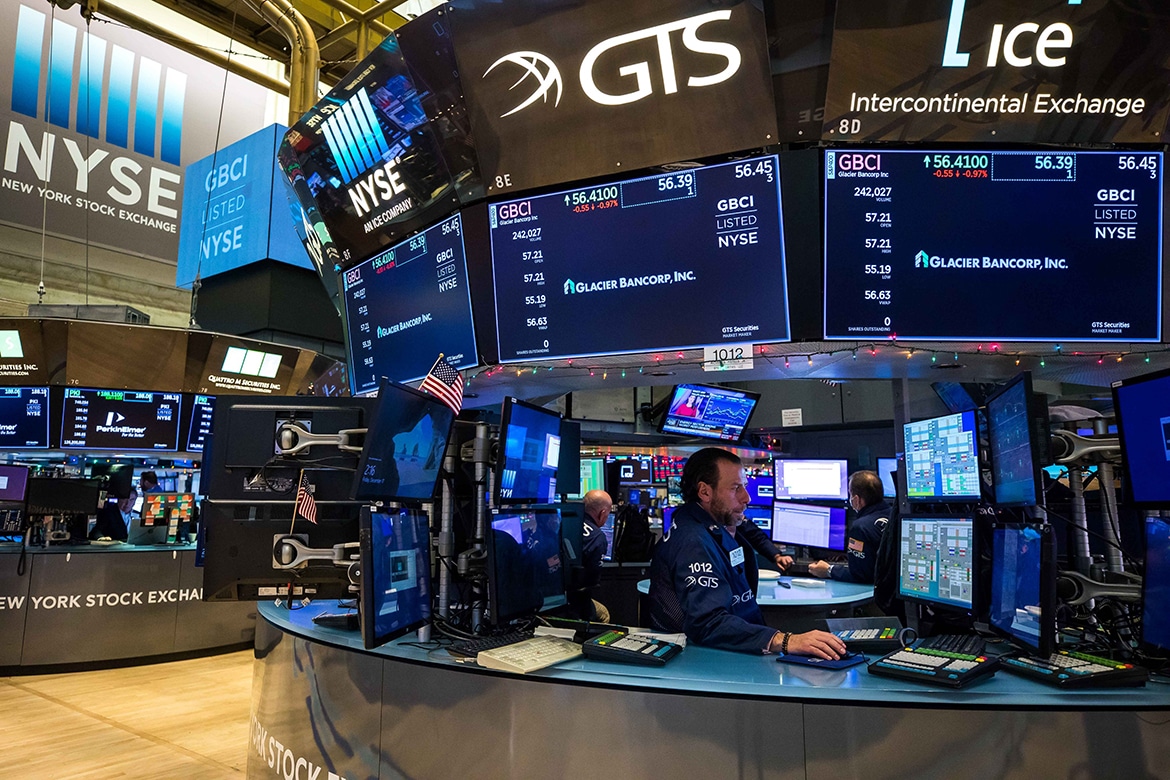 Stock Market Divides as Increasing Rates Stir Growth in Dow