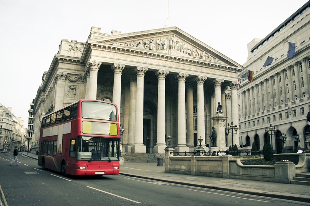 Bank of England Executive Says Digital Currencies Could Impact Banks