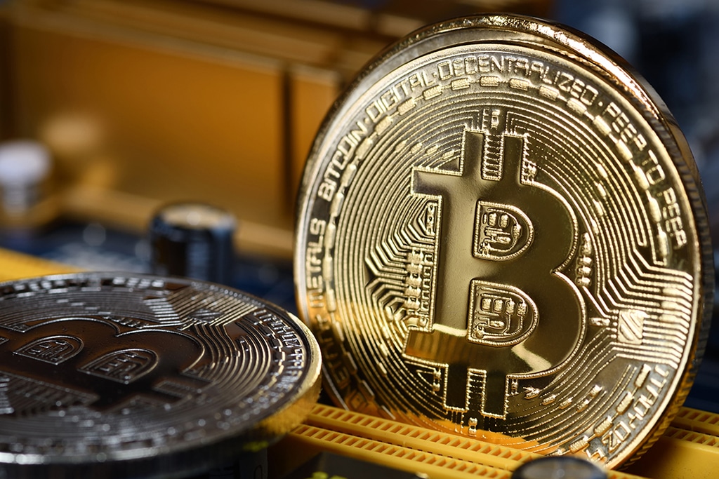 Bitcoin on Course to Drop Below $10,000, Says Peter Schiff