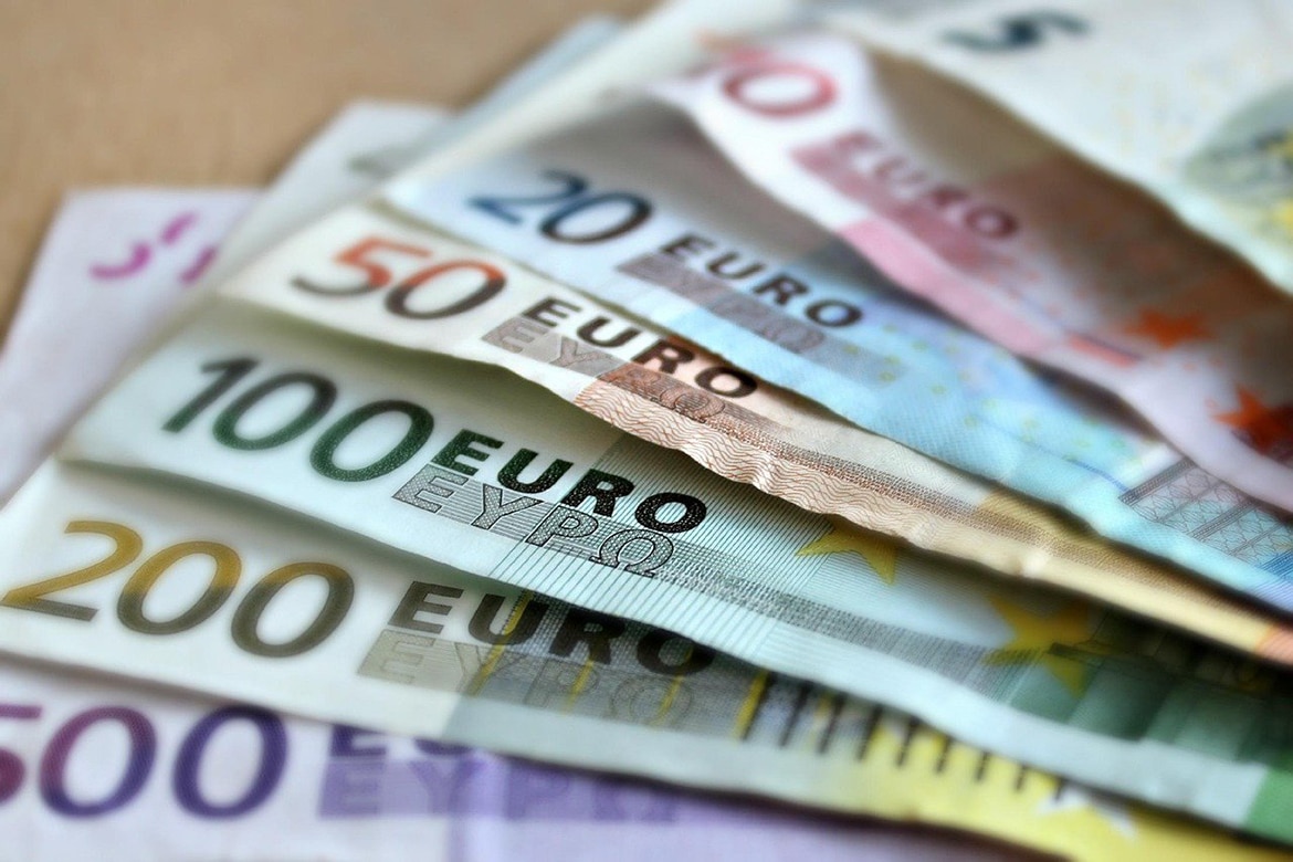 Euro Hits New Lowest Level Against US Dollar in 20 Years