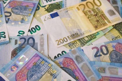 Euro Plunges to 20-Year Low Over US Dollar, Exacerbating EU’s Economic Crises