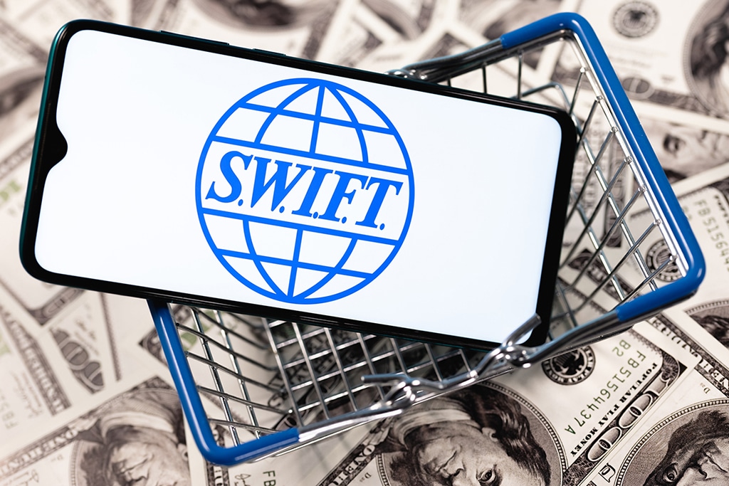 SWIFT Joins Hands with Chainlink over Cross-Chain Protocol