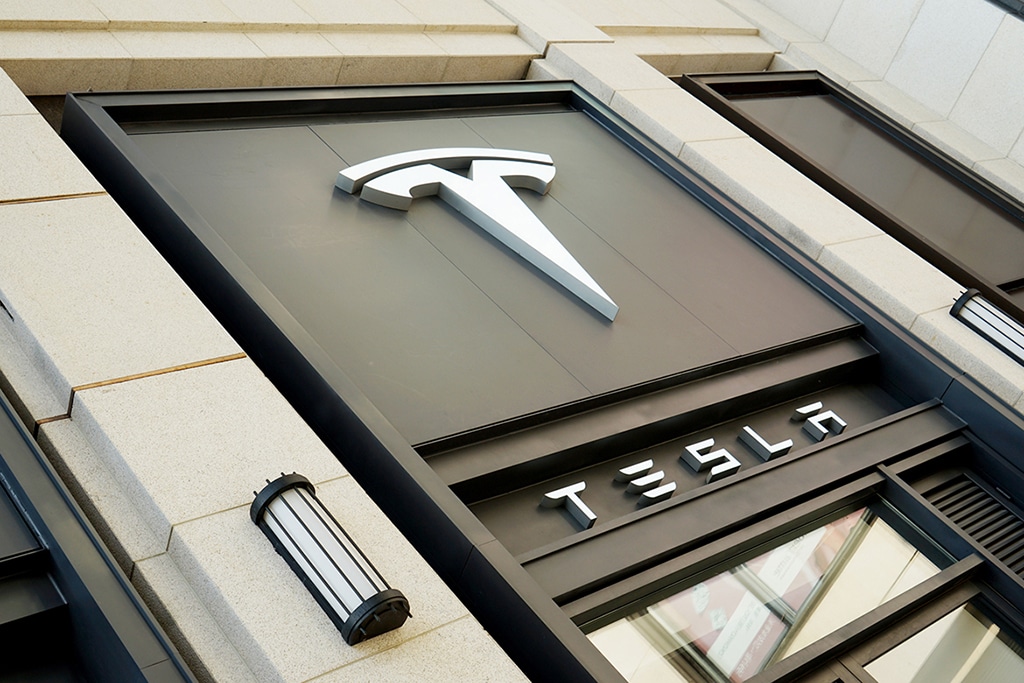 Elon Musk Offloads Additional 19.5 Million Tesla Shares after Twitter Deal
