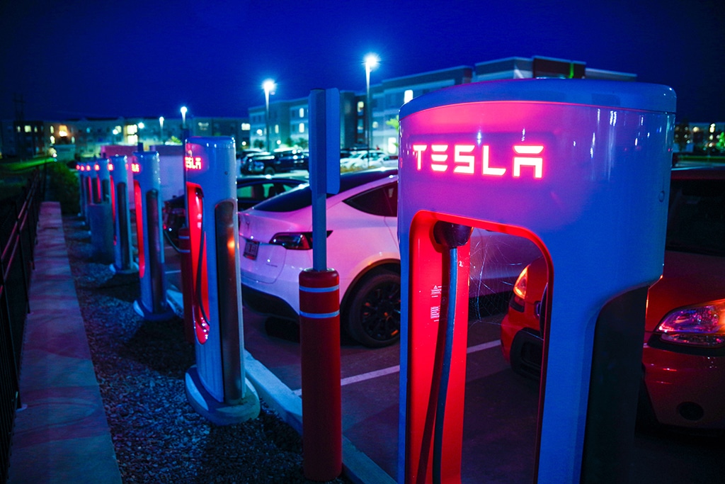 Tesla Foresees Slowest Sales Growth in Three Years