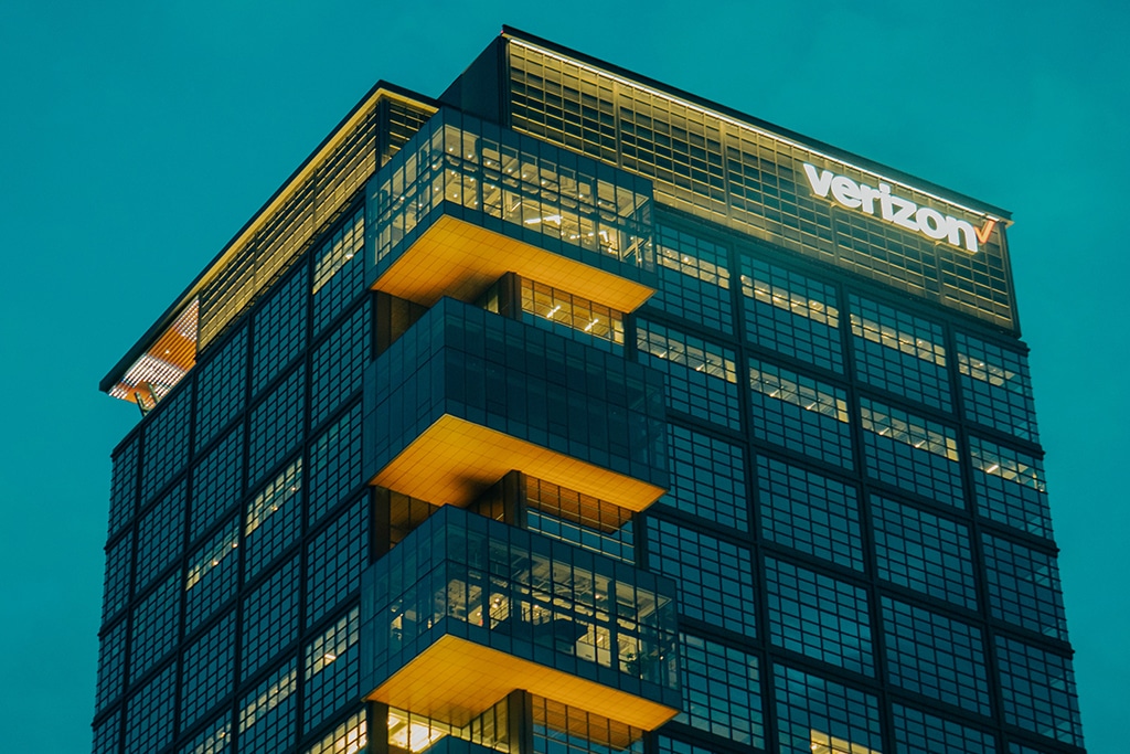Verizon Q4 2022 Report Sees YoY Revenue Increase but Declines in Adjusted Share Earnings