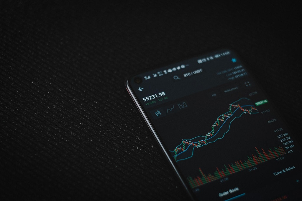 Chainlink and Cosmos Feel the Heat as Big Eyes Coin Joins the Top Play-to-Earn Crypto Projects