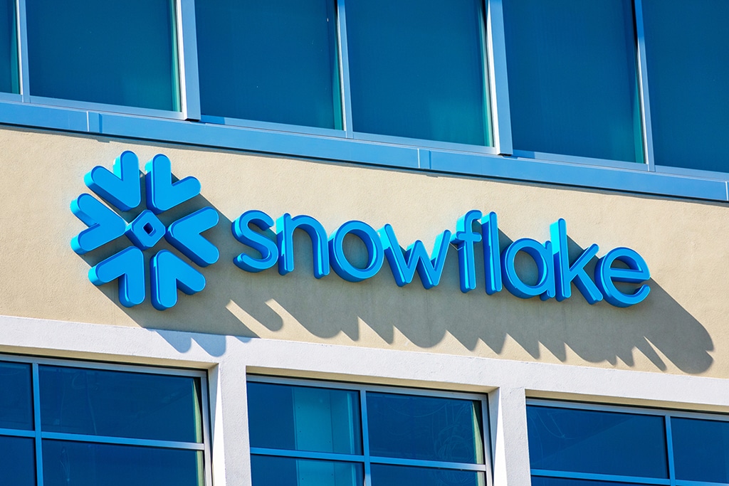 SNOW Shares Plunge 14% as Snowflake Shares Posts Revenue Guidance