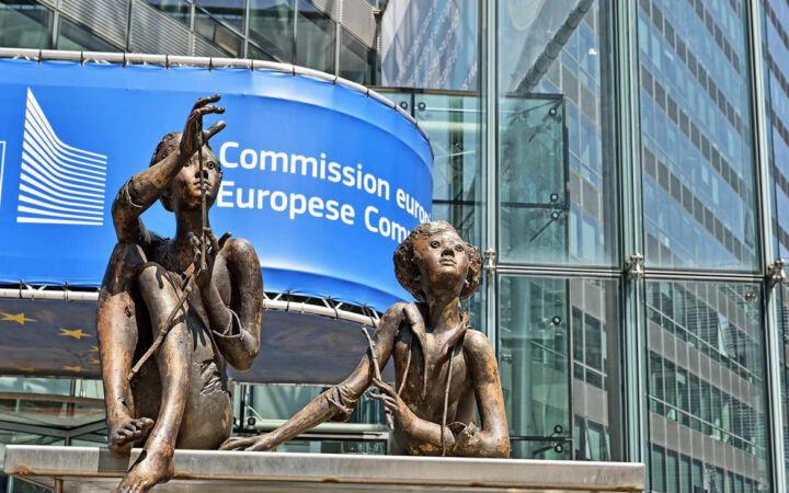 Europe Stocks Climb Higher after US Congress Approve Bill to Increase Debt Ceiling