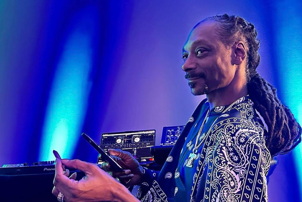 Snoop Dogg Releases New NFTs that Allow Fans Virtually Tour World with Him 