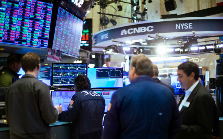 Stocks Fall as Global Economic Worries Weigh on Wall Street