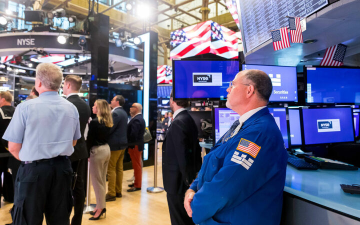 US Stocks Stumble as Consumer Confidence Dips and Bond Yields Rise