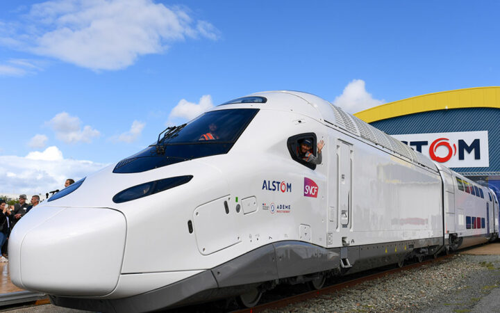 French Train Manufacturer Alstom Shares Fall 35% Following Reduced Free Cash Flow Forecast