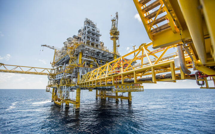 Oil Prices Surge 4% as US Tightens Sanctions on Russian Crude Exports