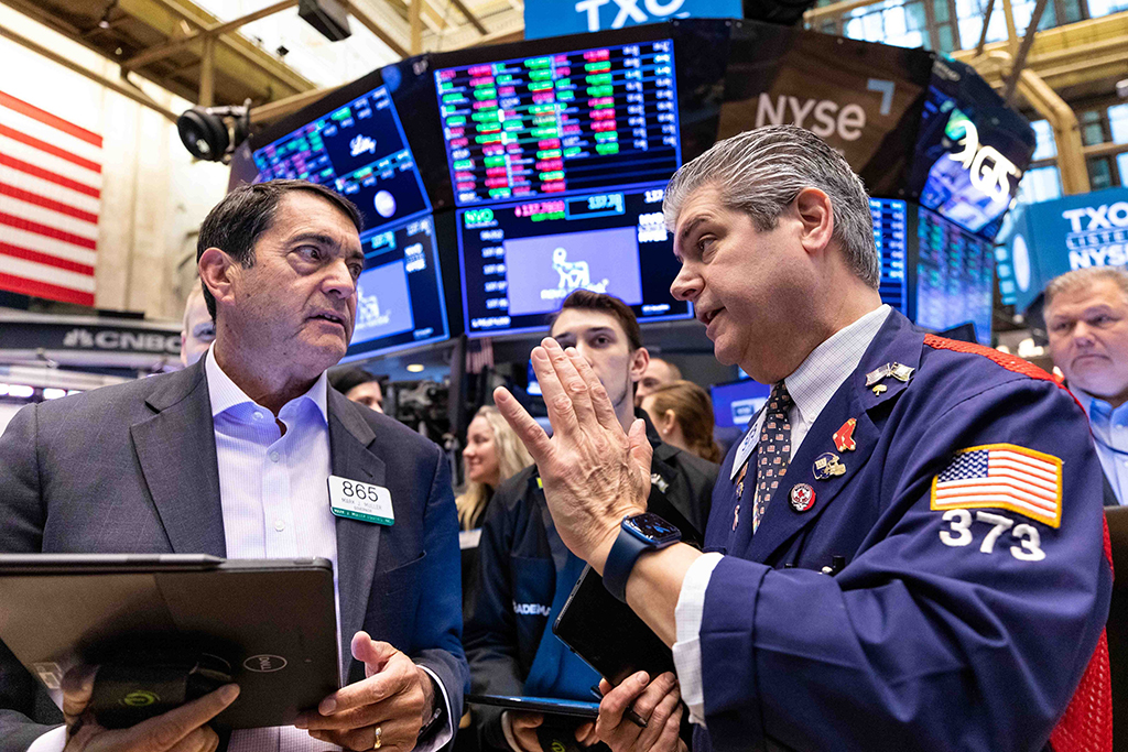 S&P 500, Dow Jones, Nasdaq Record Increases as Investor Sentiment Improves on Expected Fed Rate Cuts