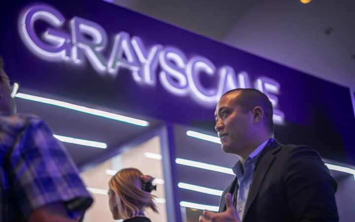 Grayscale’s BTC Holdings Drop Further to 42.3% as Outflows Persist