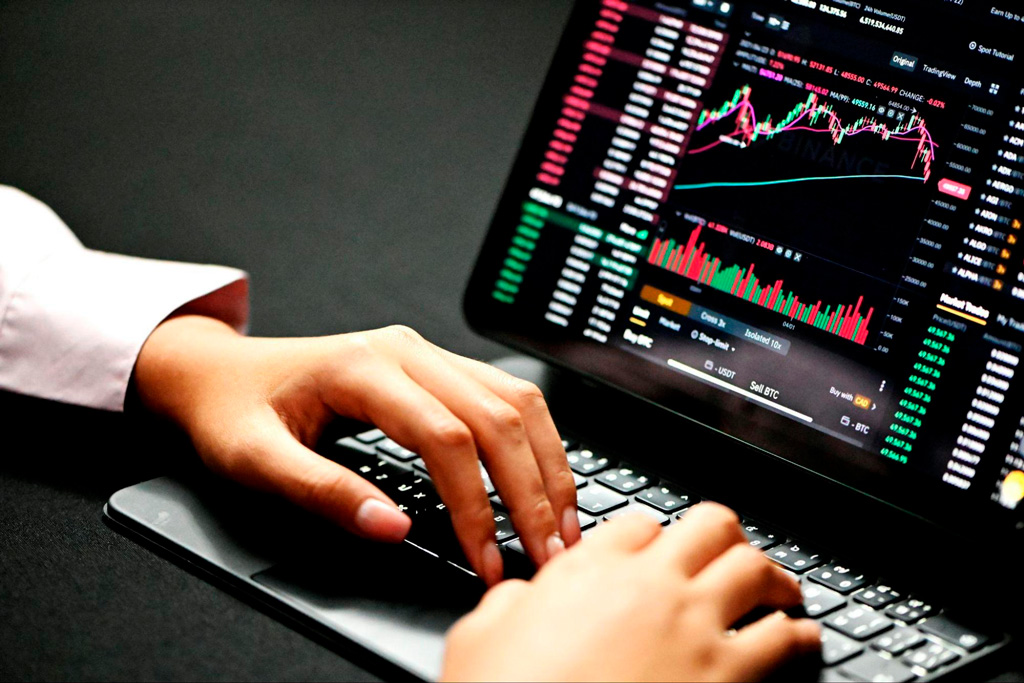 Ethereum Holders Make Moves, Notcoin Surges, and MOONHOP’s Speedy Rise to $1M: Top Crypto to Buy Now!